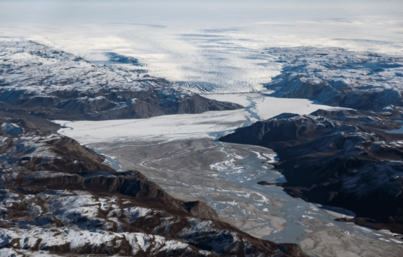 冰盖边缘的冰川，融化的水和泥浆在格陵兰岛的Kangerlussuaq北部