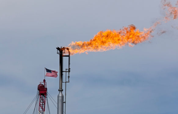 在美国北达科他州的Bakken页岩地层中，当石油被泵出时，天然气被燃烧掉