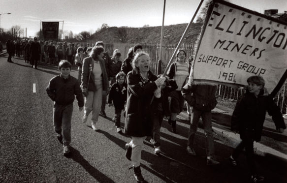 3月5日在矿工罢工结束时在英格兰埃灵顿煤矿的罢工结束时，返回工作