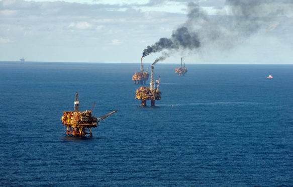 北海布伦特油田燃烧的油平台