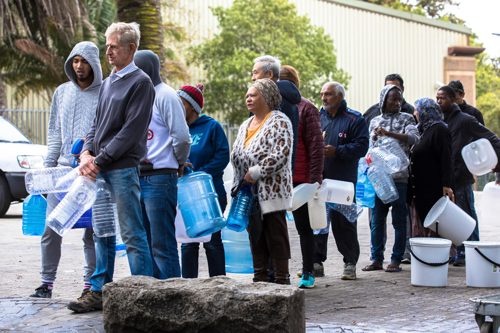 People lining up with water containers during Cape Town water crisis_PEXKPX