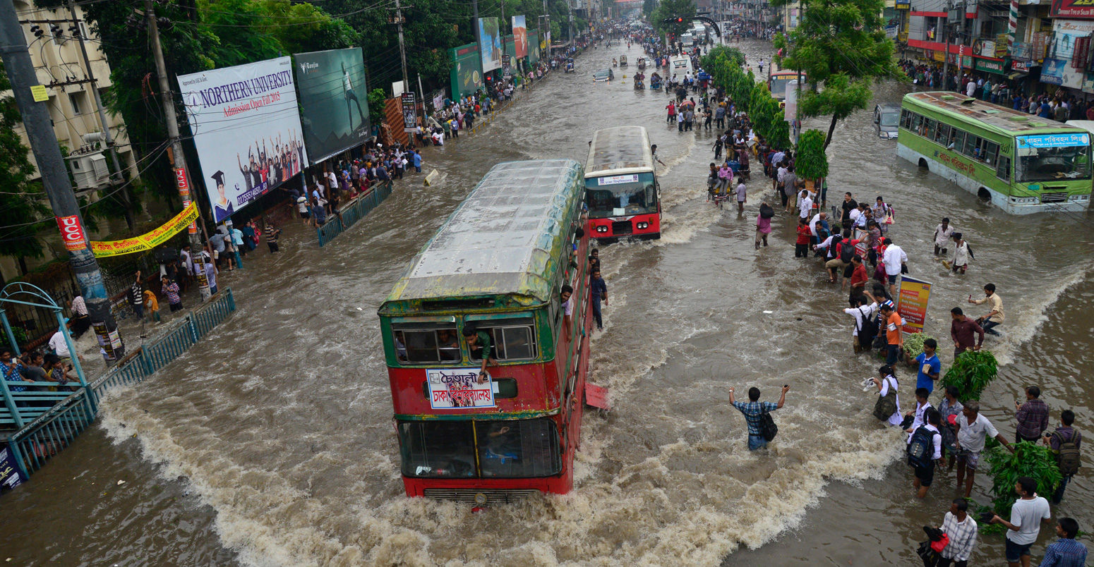 Vehicles try driving through the flooded Dhaka streets in Bangladesh_F1D308