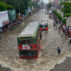 车辆尝试穿过孟加拉国洪水淹没的达卡街道