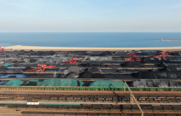 无人机图片显示在2022年2月2日，在中国北部山东省的港口显示煤场