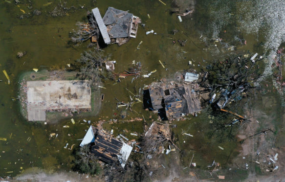 劳拉飓风摧毁的房屋和企业在2020年在美国路易斯安那州飓风三角洲的境内被洪水包围