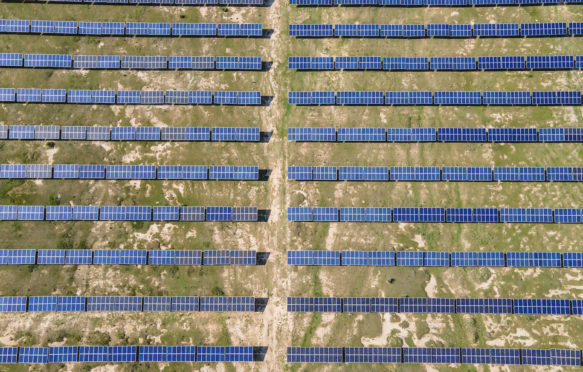 中国北部蒙古自治区Ulanqab新安装的太阳能电池板的鸟瞰图