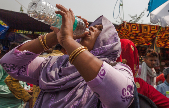 一名妇女在2022年4月29日在新德里的炎热天气里喝水