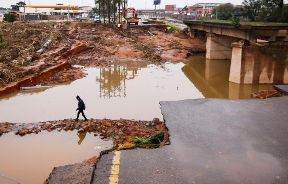 2022年4月16日，由南非德班附近的洪水造成的桥梁损坏。信用：路透社 /阿拉米股票照片。2J4km20