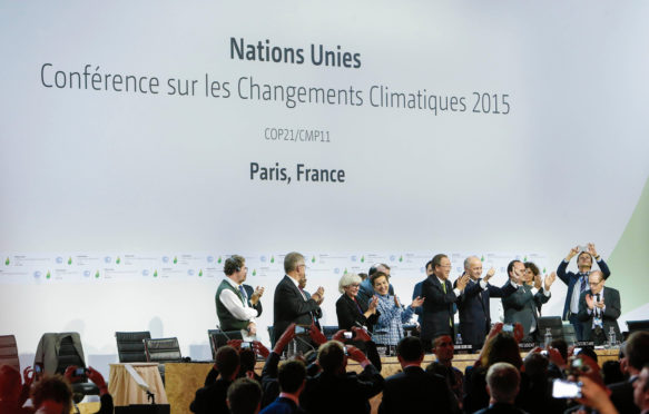 领导人庆祝在COP21的最后会议上庆祝《巴黎协定》