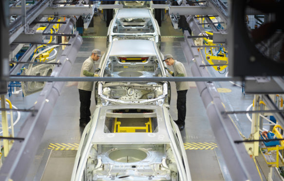 汽车工厂生产线。图片来源：Cultura Creative RF / Alamy Stock Photo。BER497