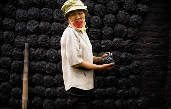 女工形成越南河内附近的煤炭