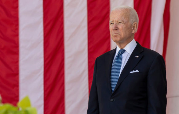美国总统乔•拜登(Joe Biden)站在前面的单位ed States national flag