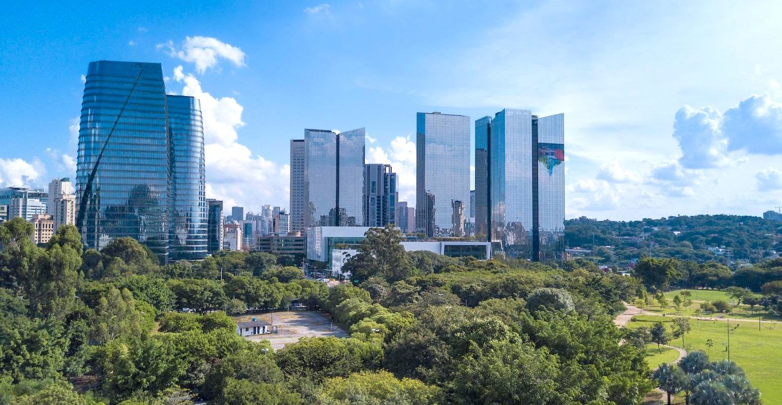 Parque do Povo park and Sao Paulo city skyline on a sunny day. Credit: Paralaxis / Alamy Stock Photo.