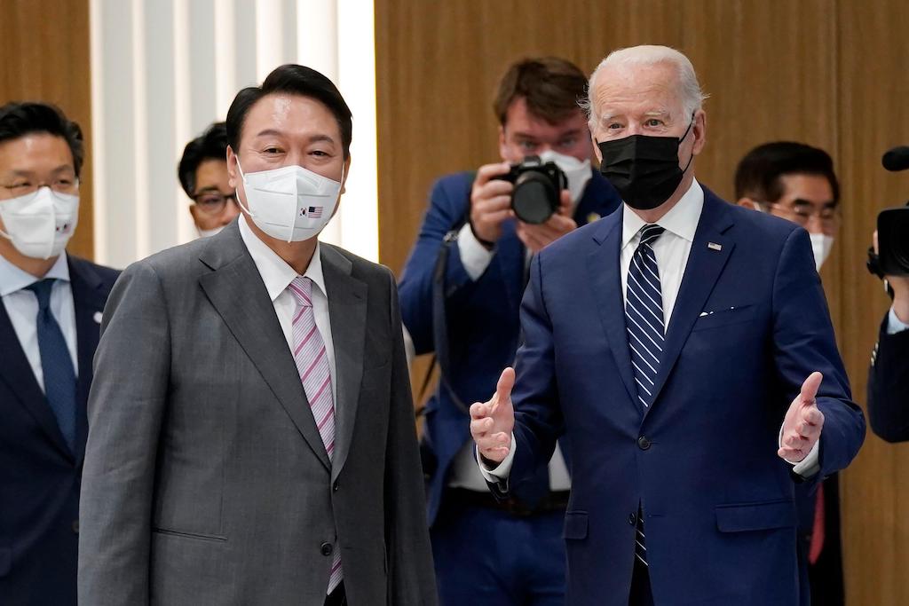 总统拜登(Joe Biden)和韩国总统柳n Suk Yeol visit the Samsung Electronics Pyeongtaek campus on 20 May 2022, in Pyeongtaek, South Korea.