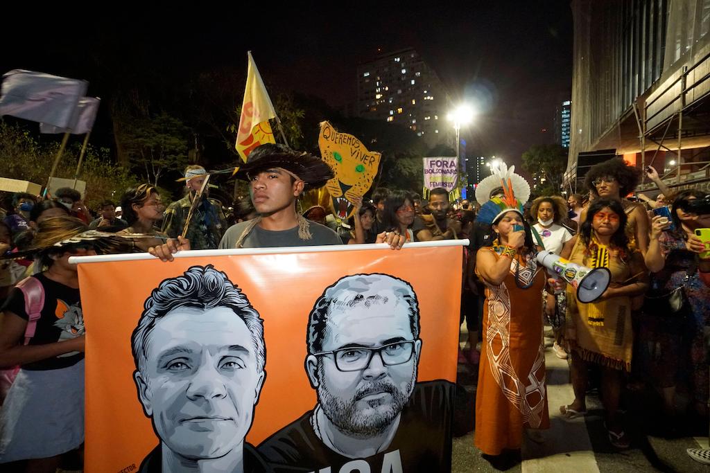 在圣保罗,巴西土著群体抗议their land rights and condemn the killings of Dom Phillips and Bruno Pereira.