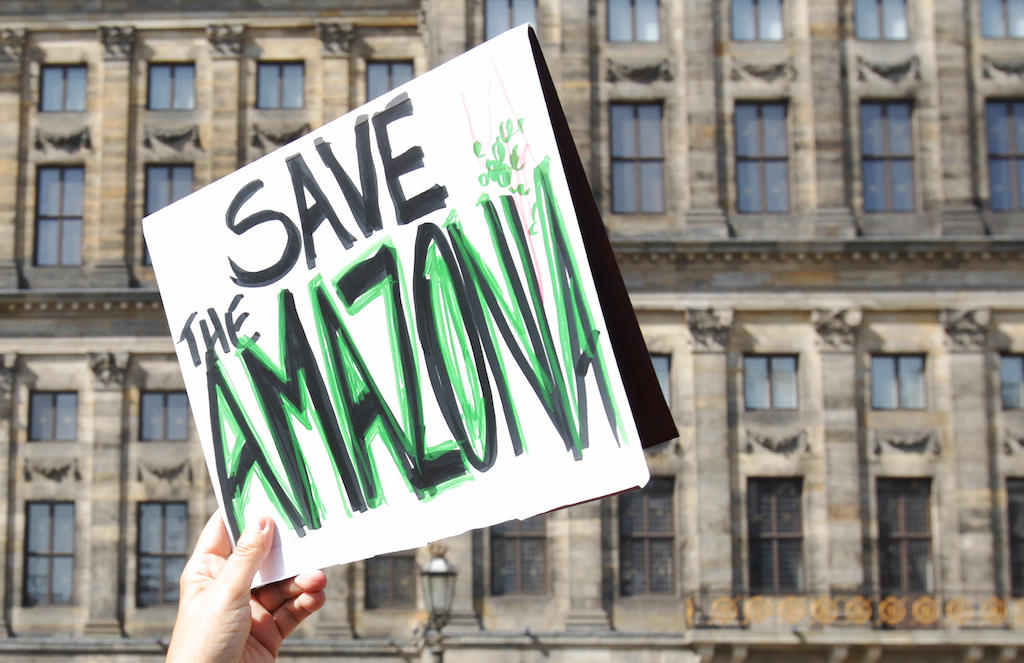 积极分子参与开发的示范rity with the Amazon at Amsterdam’s Dam Square.