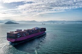鸟瞰图满载集装箱船的基于“增大化现实”技术riving Hong Kong, on 31 March 2022.
