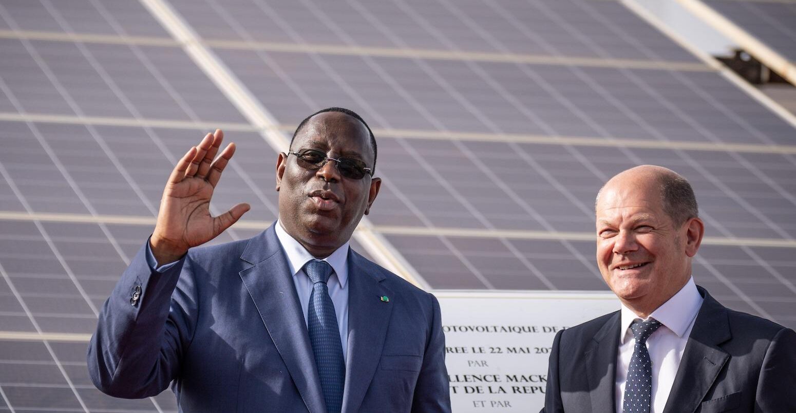German Chancellor Olaf Scholz and Senegalese President Macky Sall at the opening of a photovoltaic plant in Diass on 22 May 2022.
