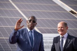 German Chancellor Olaf Scholz and Senegalese President Macky Sall at the opening of a photovoltaic plant in Diass on 22 May 2022.